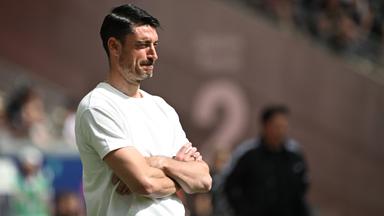 Eintracht Frankfurts Trainer Albert Riera steht nachdenklich am Spielfeldrand in der Partie gegen den HSV