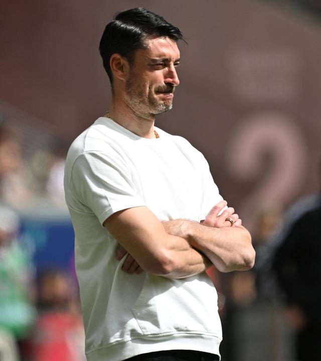 Eintracht Frankfurts Trainer Albert Riera steht nachdenklich am Spielfeldrand in der Partie gegen den HSV