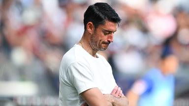 Trainer Albert Riera (Eintracht Frankfurt) reagiert an der Seitelinie.