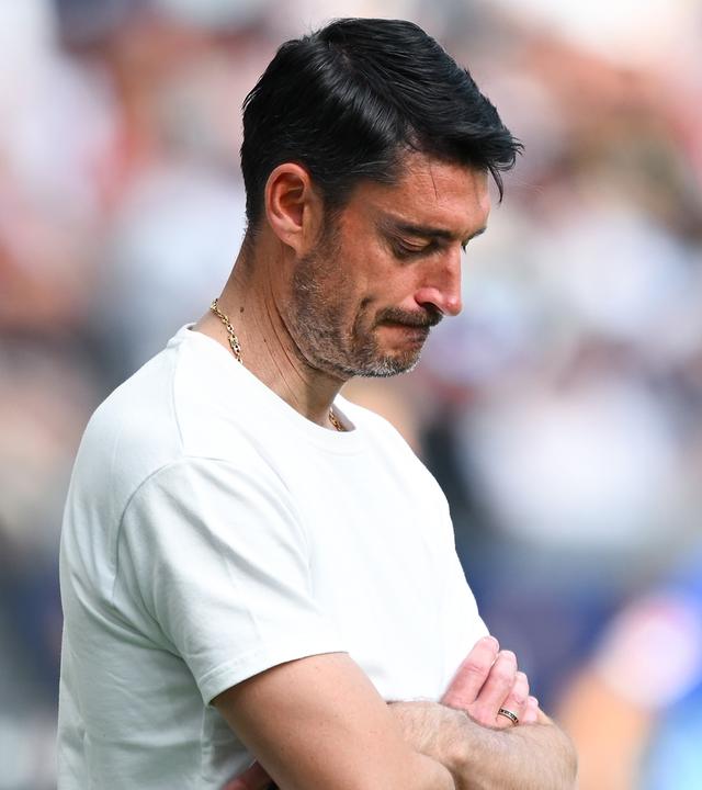 Trainer Albert Riera (Eintracht Frankfurt) reagiert an der Seitelinie.