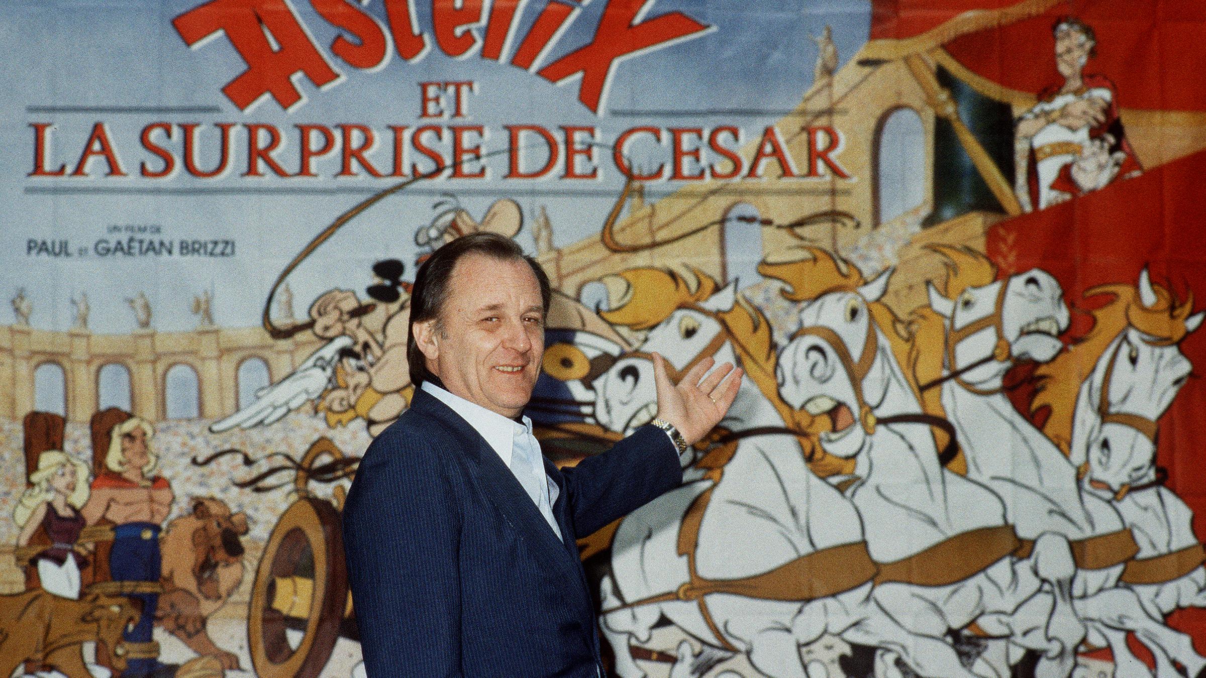 Comic-Zeichner Albert Uderzo steht vor einem Plakat unter dem Schriftzug Asterix. (Archiv)