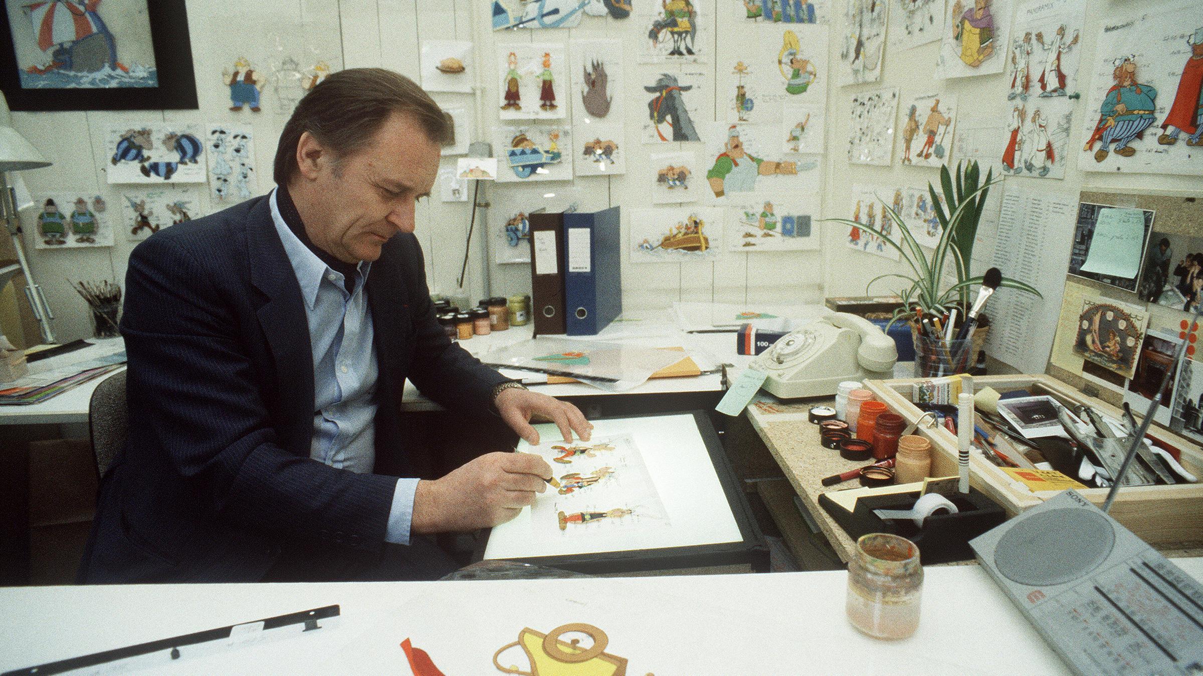 Comic-Zeichner Albert Uderzo sitzt an seinem Zeichentisch. (Archiv)