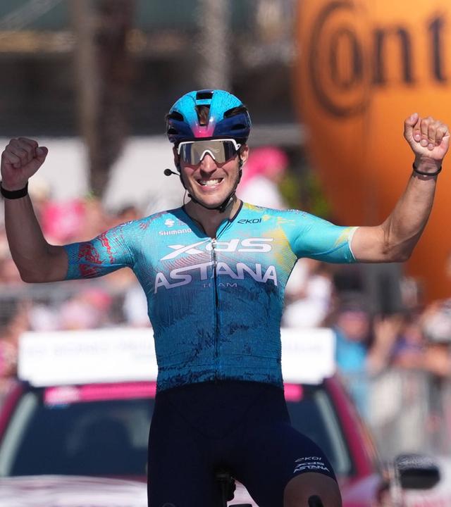 Der Italiener Alberto Bettiol vom XDS-Astana-Team als Etappensieger der 13. Etappe des Giro d’Italia von Alessandria nach Verbania, Italien, am 22.05.2026. 