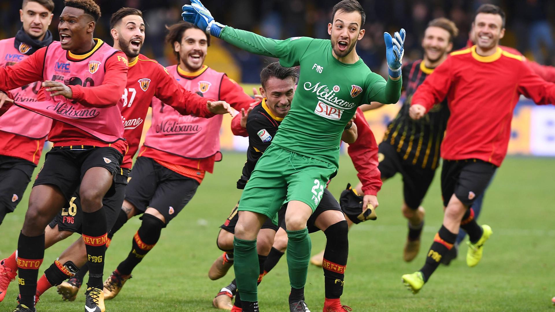Sensationeller Moment: Benevento-Keeper Alberto Brignoli rettet seinem Team mit einem Kopfballtor einen Punkt gegen den AC Mailand.