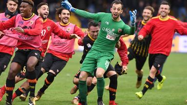 Sensationeller Moment: Benevento-Keeper Alberto Brignoli rettet seinem Team mit einem Kopfballtor einen Punkt gegen den AC Mailand.