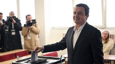 Kosovos Premierminister Albin Kurti an der Wahlurne