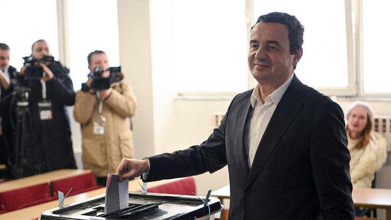 Kosovos Premierminister Albin Kurti an der Wahlurne