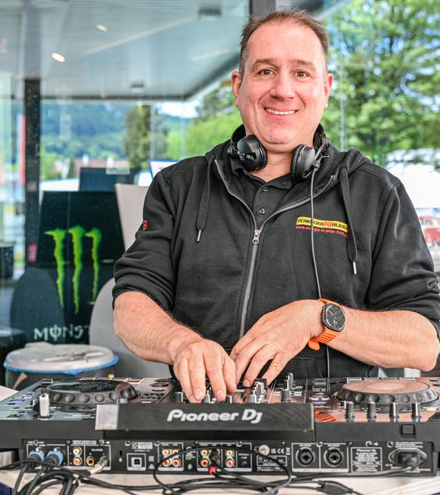 Tankstellen-Inhaber Stefan Blaier legt an seinem Mischpult während seiner Veranstaltung "Sound Tanken" in seiner Tankstelle in Albstadt auf.
