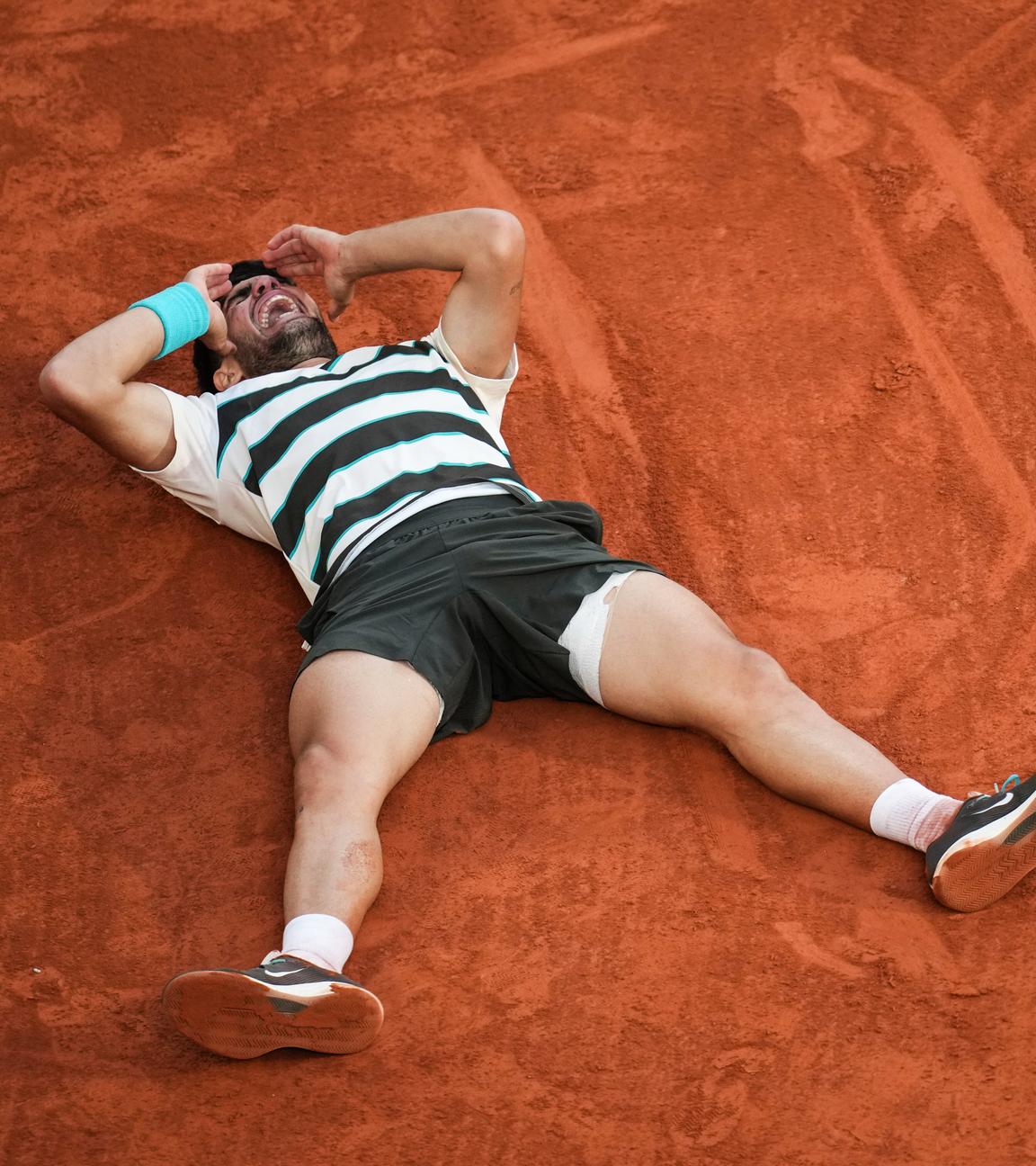French Open, Finale, Sinner (Italien) - Alcaraz (Spanien): Sieger Carlos Alcaraz liegt nach dem Ende auf dem Rücken und jubelt.