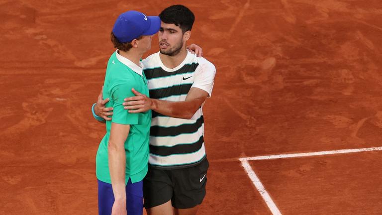 Carlos Alcaraz umarmt Jannik Sinner