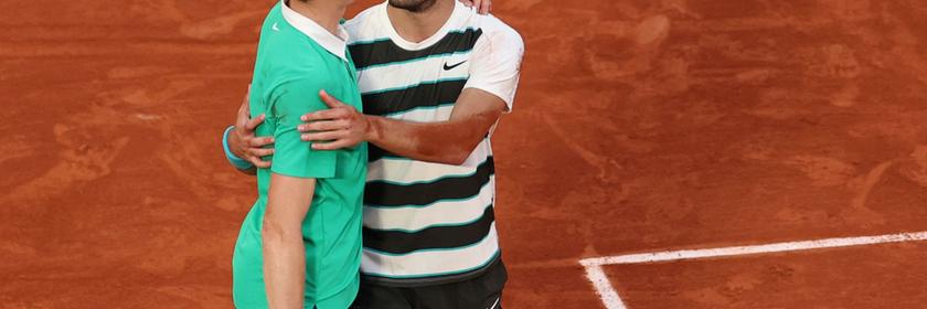 Carlos Alcaraz umarmt Jannik Sinner