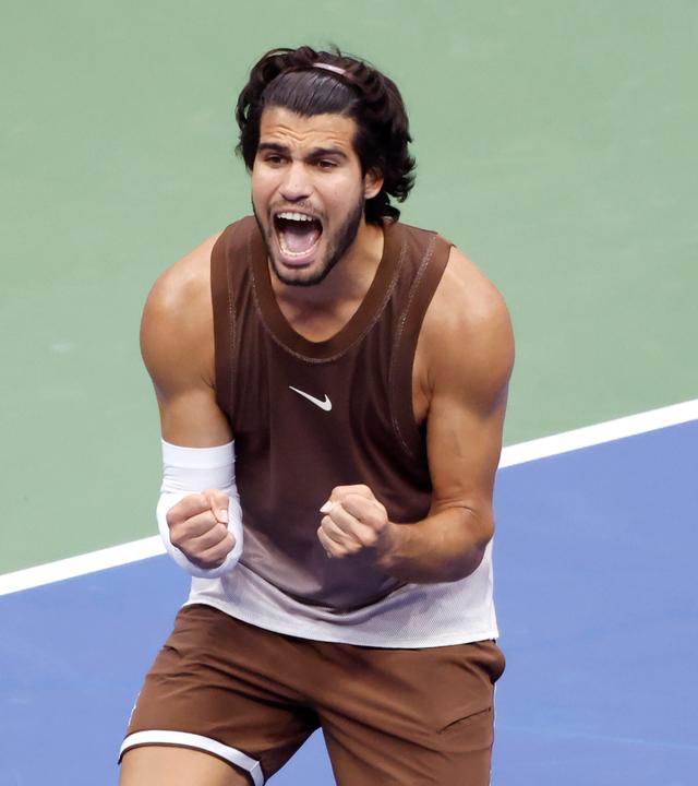 Carlos Alcaraz freut sich über seinen Sieg in der ersten Runde der US Open
