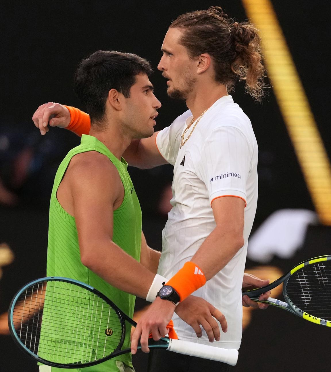 Carlos Alcaraz (links) aus Spanien wird nach ihrem Halbfinalspiel bei den Australian Open in Melbourne, Australien, am  30. 1. 2026, von Alexander Zverev aus Deutschland beglückwünscht. 