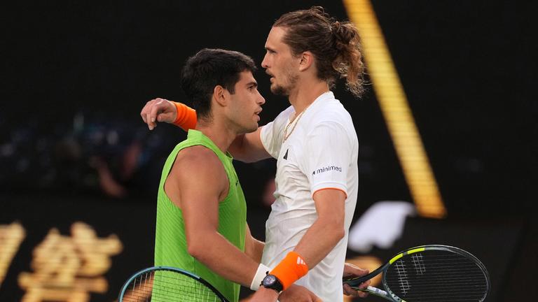 Carlos Alcaraz (links) aus Spanien wird nach ihrem Halbfinalspiel bei den Australian Open in Melbourne, Australien, am  30. 1. 2026, von Alexander Zverev aus Deutschland beglückwünscht. 