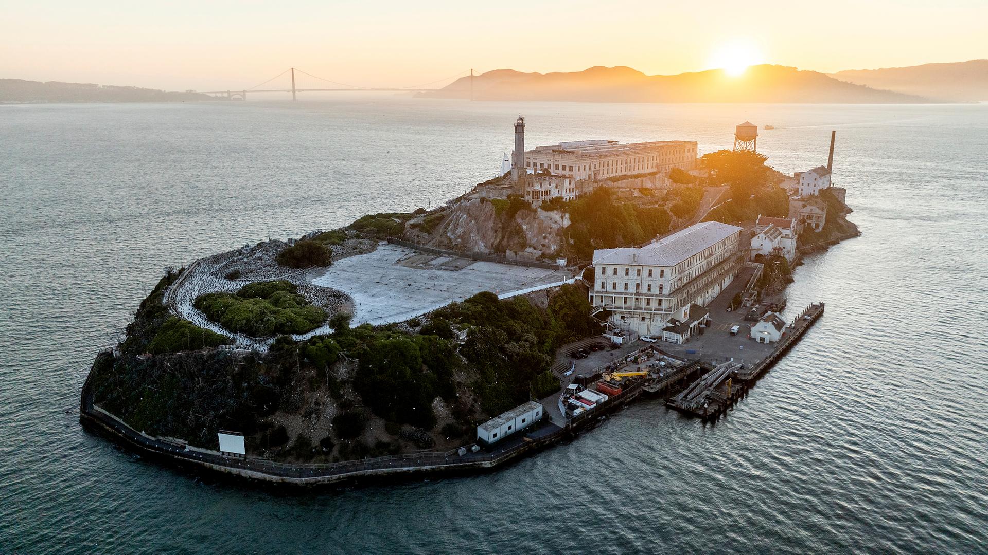 USA, San Francisco: Auf Alcatraz, einer Felsinsel, die als ausbruchsicher galt, saßen bis 1963 Schwerverbrecher wie Al Capone ein. 