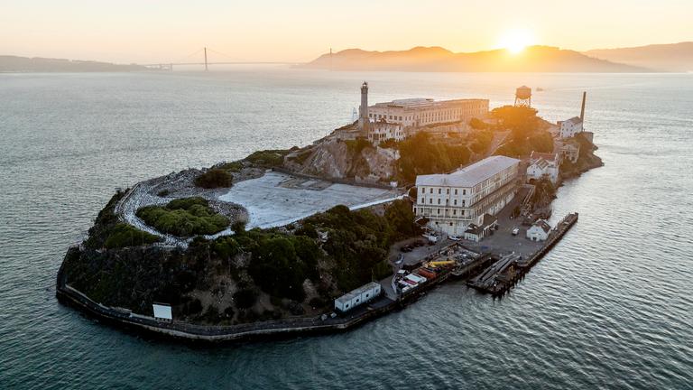 USA, San Francisco: Blick auf die Insel Alcatraz Island in der Bucht von San Francisco am 04.05.2025