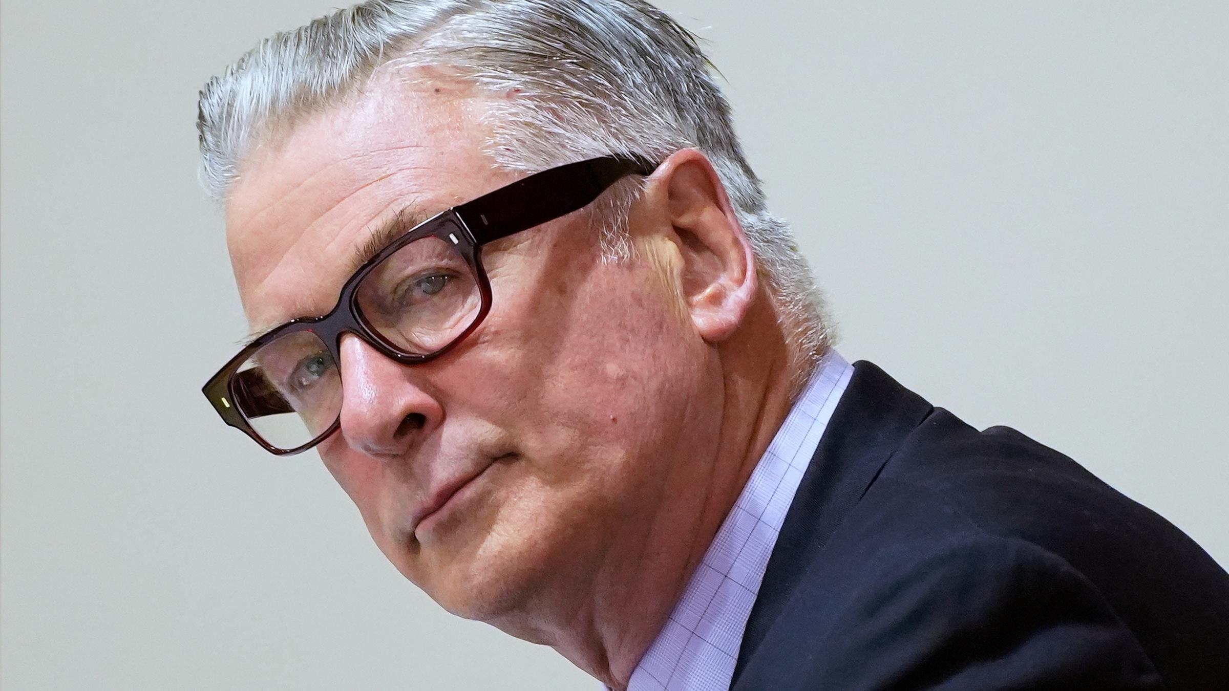 Alec Baldwin schaut in die Kamera.