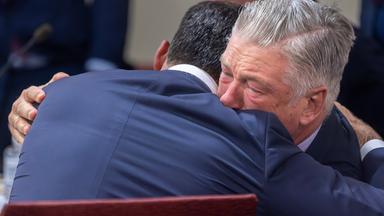 Schauspieler Alec Baldwin, rechts, umarmt seinen Verteidiger Alex Spiro