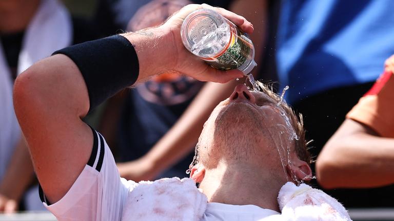Der spanische Tennisspieler Alejandro Davidovich kühlt sich bei den French Open 2026 mit seiner Wasserflasche ab