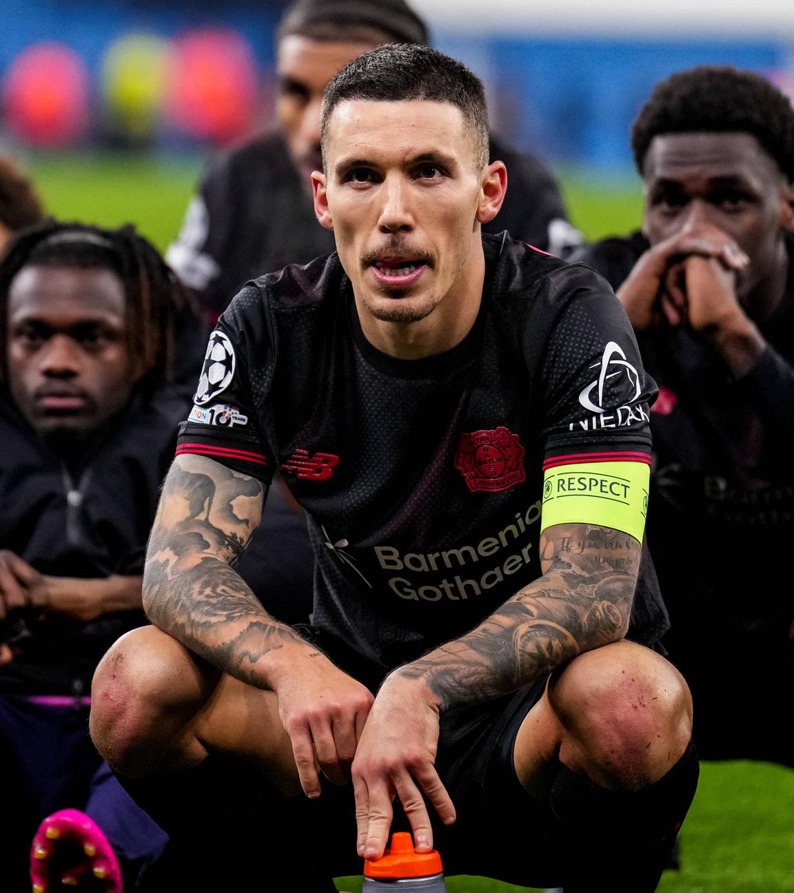 Fußballer Alejandro Grimaldo von Bayer 04 Leverkusen blickt nach dem Spiel der UEFA Champions League 2025/26, zwischen Manchester City und Bayer 04 Leverkusen im City of Manchester Stadium am 25.11.2025 in Manchester, England, zu.