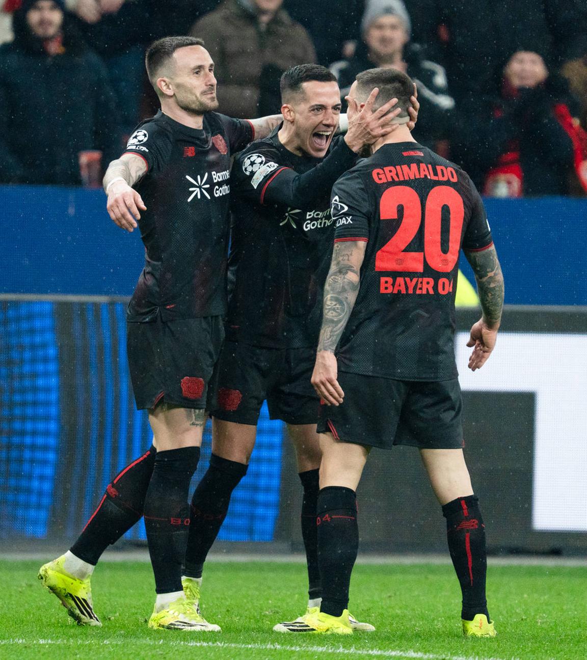 Alejandro Grimaldo jubelt nach seinem Tor am 28.01.2026 in Leverkusen. 