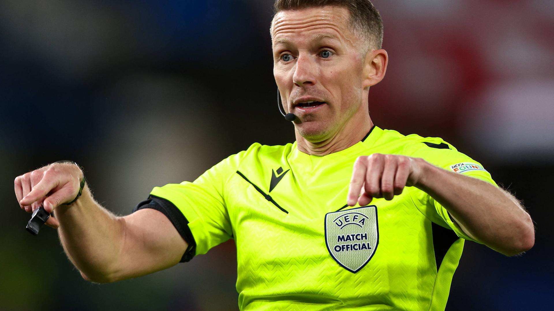 Schiedsrichter Alejandro Hernandez Hernandez gestikuliert im Conference-League-Spiel Chelsea - Legia Warschau am 17. April 2025.