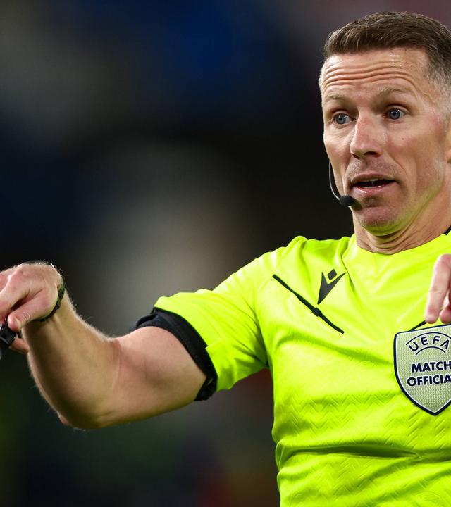 Schiedsrichter Alejandro Hernandez Hernandez gestikuliert im Conference-League-Spiel Chelsea - Legia Warschau am 17. April 2025.
