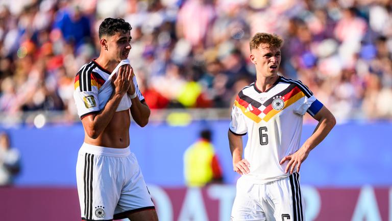 Aleksandar Pavlovic (l) und Joshua Kimmich
