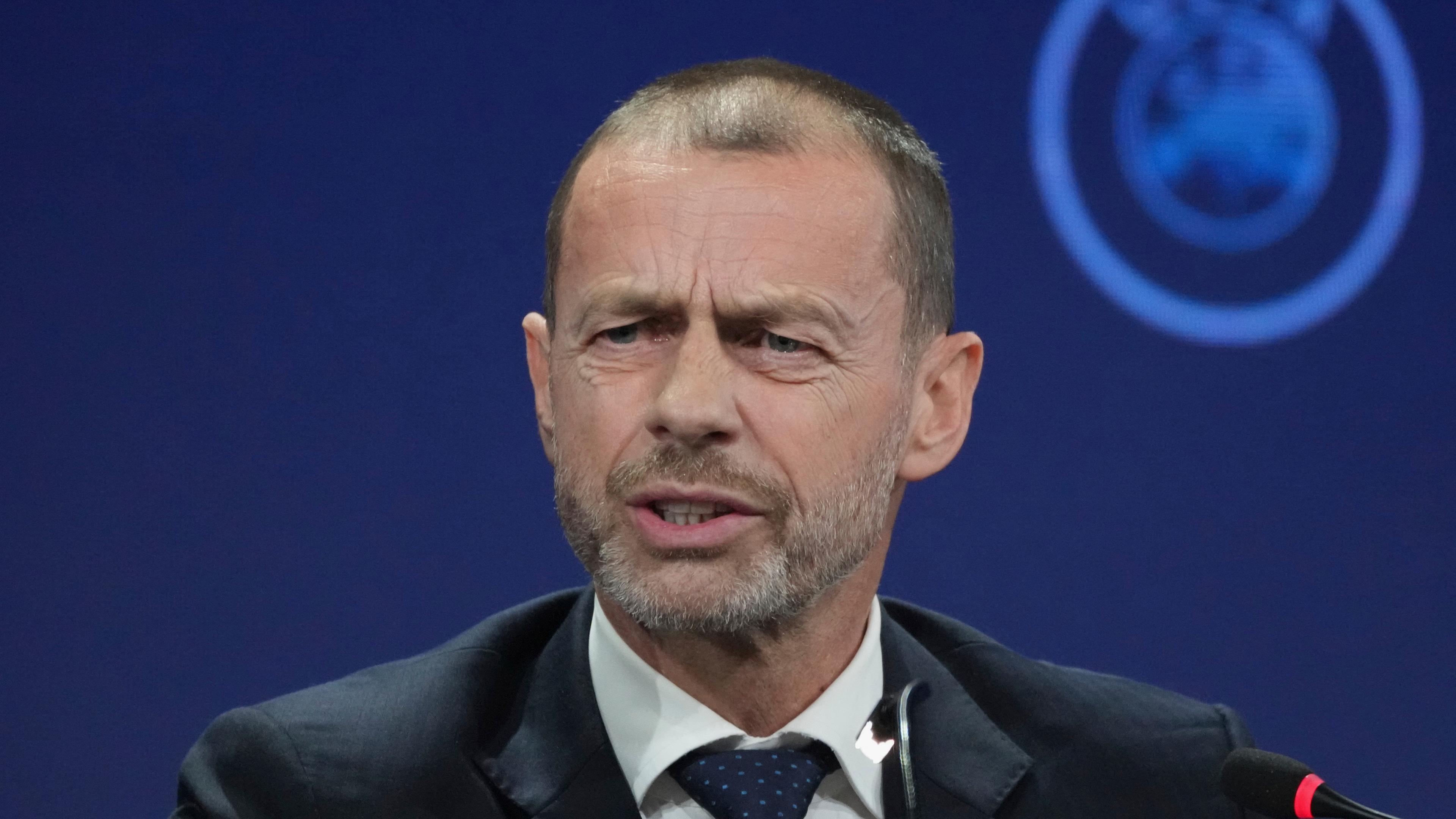 Archiv:  UEFA-Präsident Aleksander Ceferin spricht während einer Pressekonferenz nach dem 49. UEFA-Kongress.
