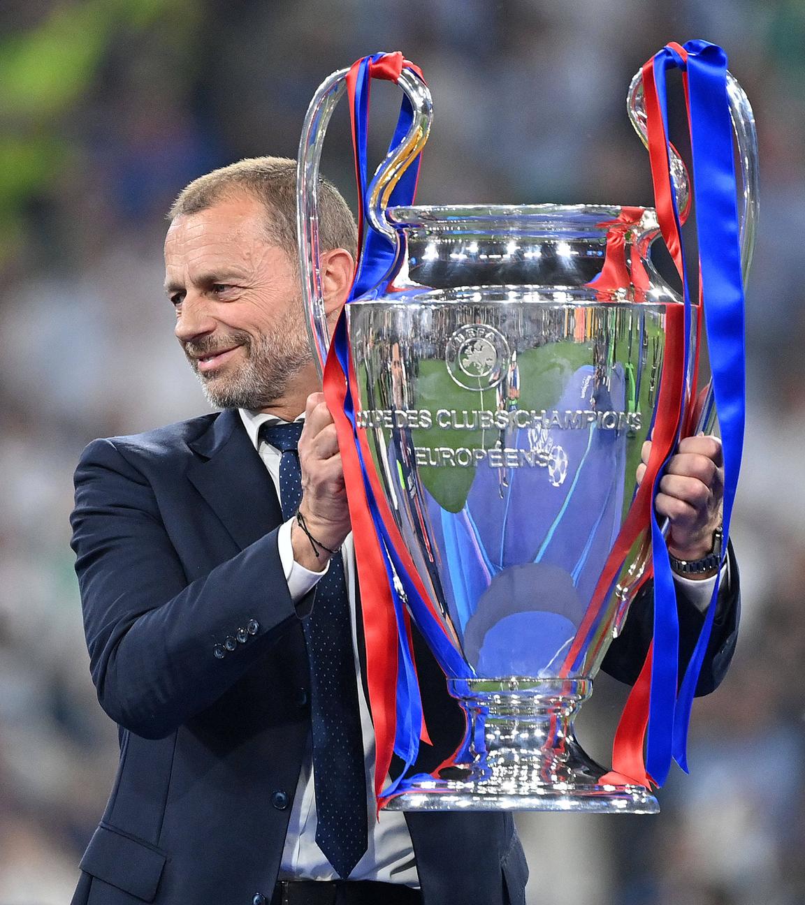 Aleksander Čeferin mit dem Champions-League-Pokal