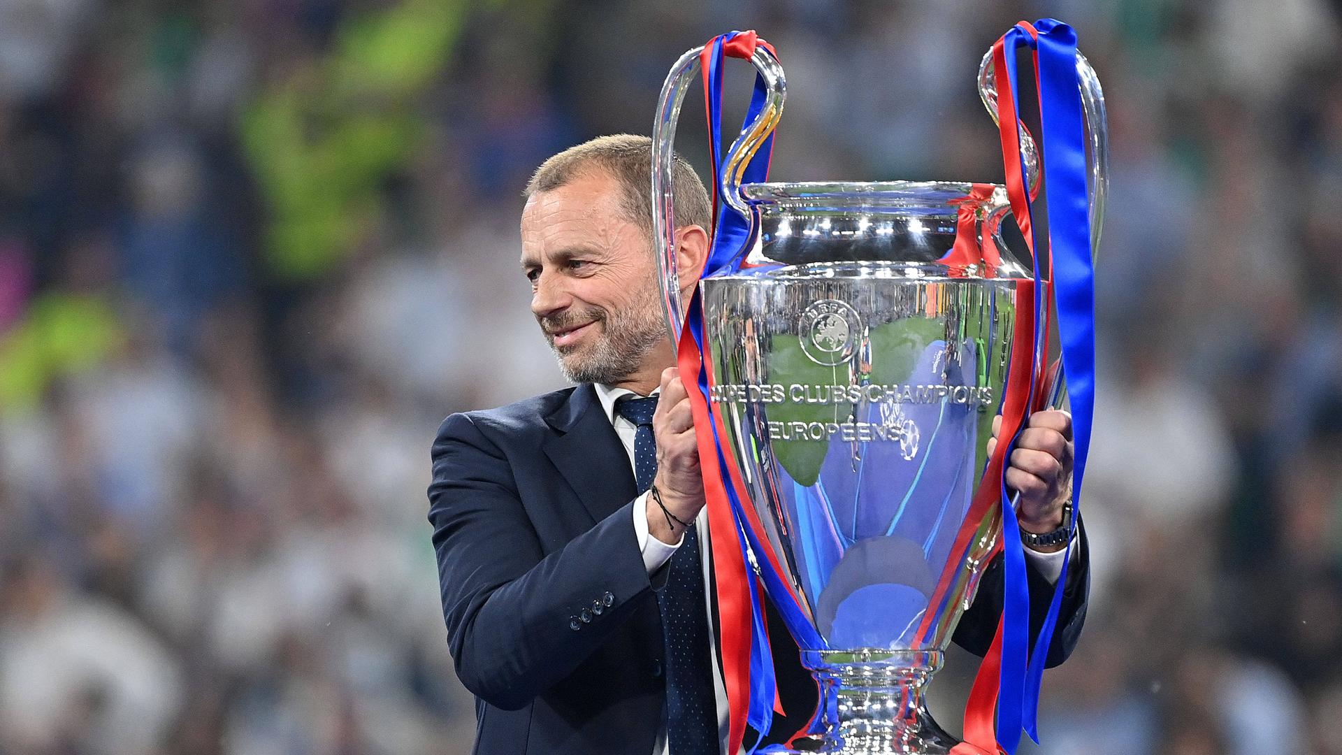 Aleksander Čeferin mit dem Champions-League-Pokal