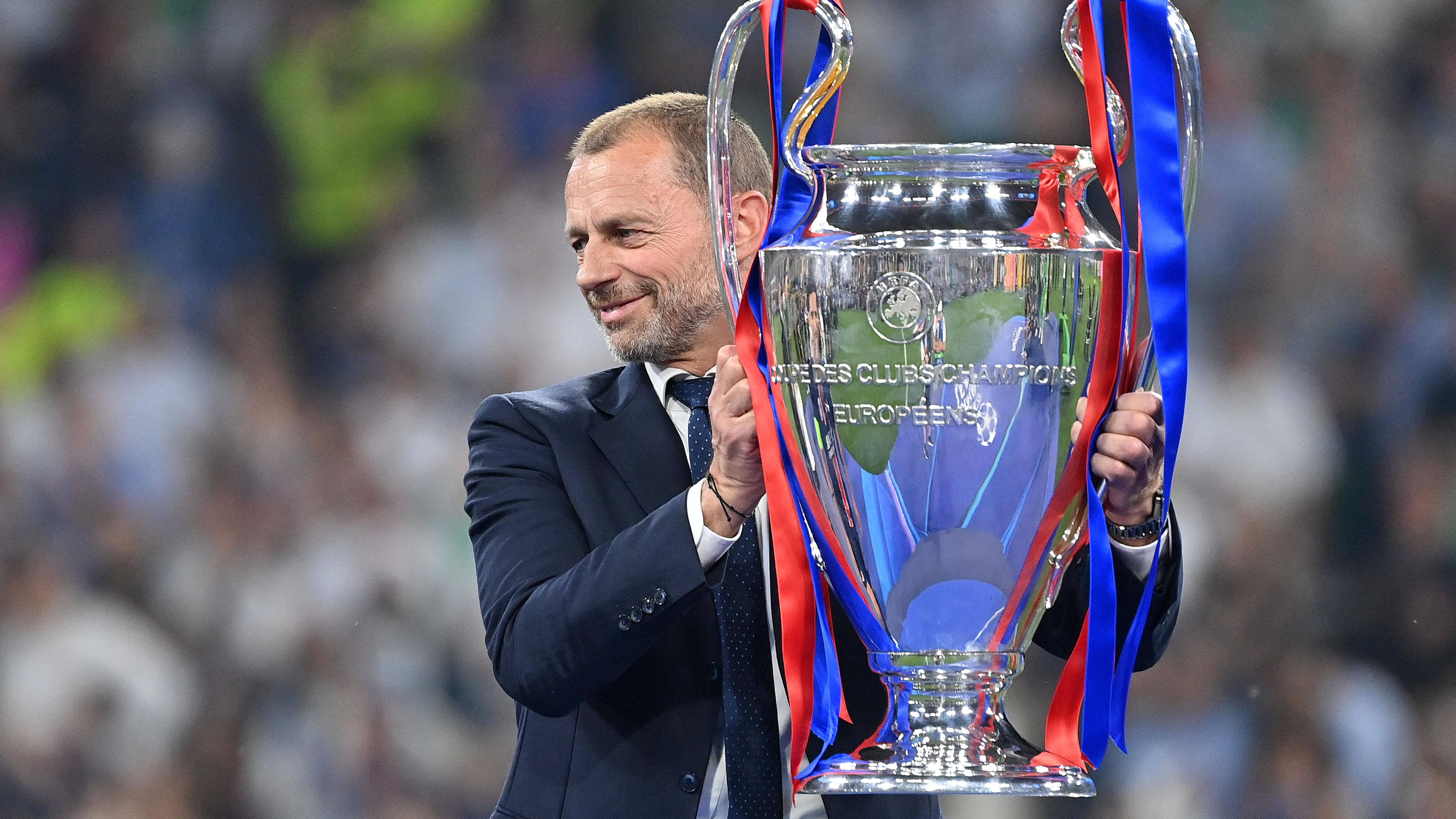 Aleksander Čeferin mit dem Champions-League-Pokal