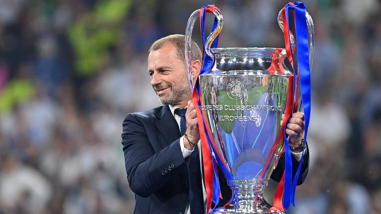 Aleksander Čeferin mit dem Champions-League-Pokal