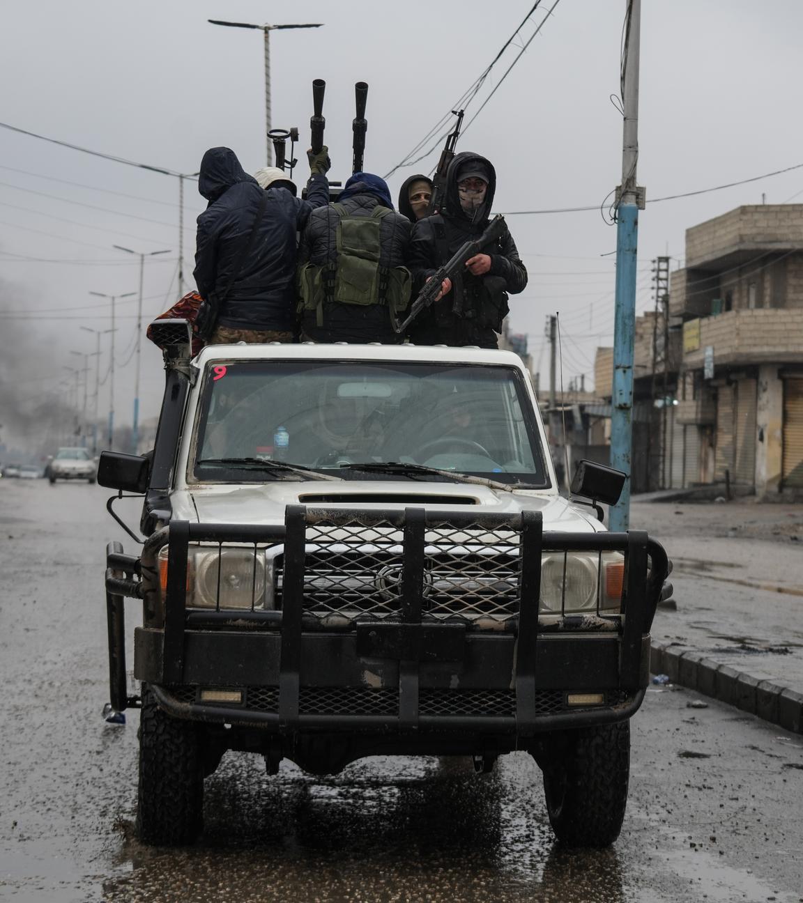 Syrische Soldaten patroullieren in der Stadt in der Umgebung von Rakka nach ihrer Einnahme durch die syrische Armee.