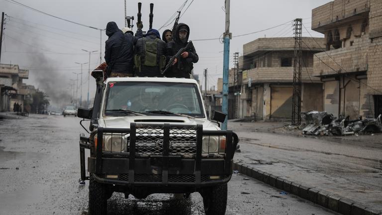 Syrische Soldaten patroullieren in der Stadt in der Umgebung von Rakka nach ihrer Einnahme durch die syrische Armee.
