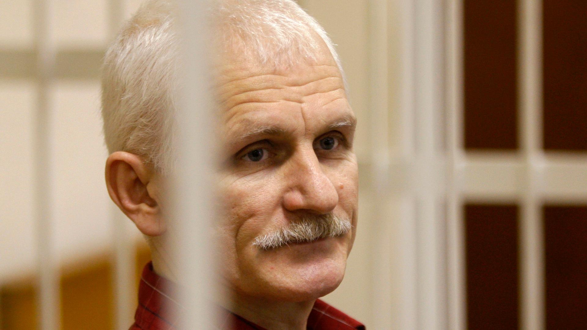 07.10.2022, Belarus, Minsk: Ales Bjaljazki, belarussischen Menschenrechtsanwalt, während einer Gerichtsverhandlung in Minsk. 