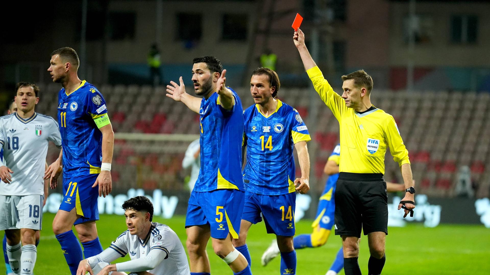 Alessandro Bastoni sieht Rot.