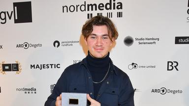 Alessandro Schuster wird zum Dinosaurier