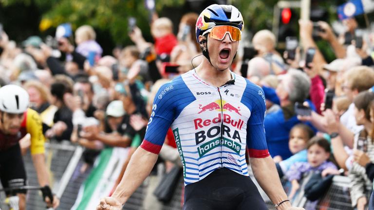 Der Italiener Alessio Magagnotti vom Team Red Bull- Bora Hansgrohe bejubelt seinen Sieg.
