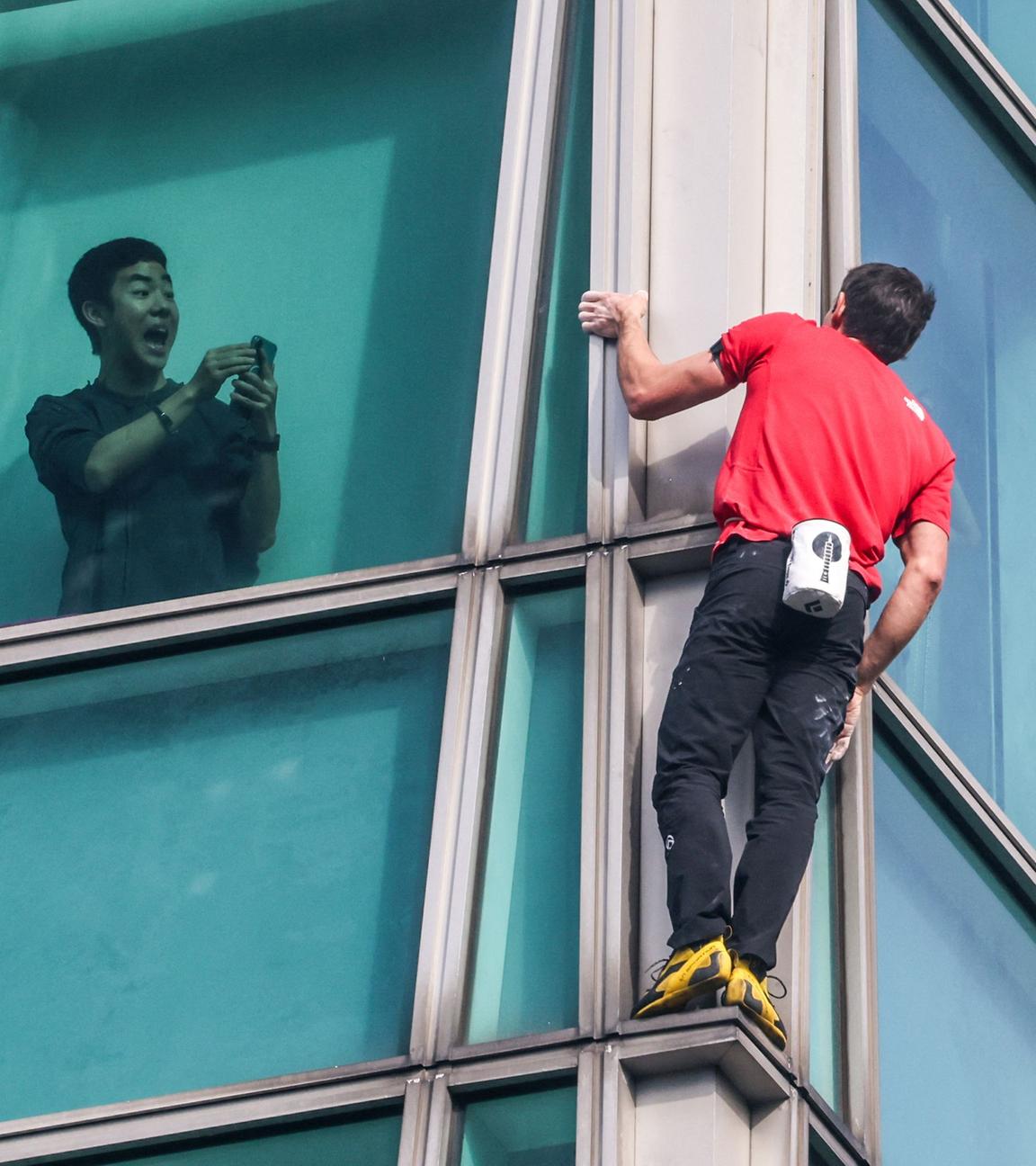 Alex Honnold klettert das Taipei 101 Gebäude hoch 