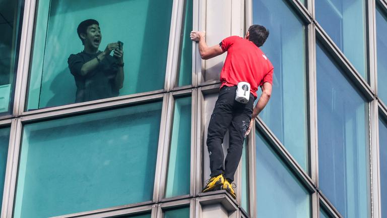 Alex Honnold klettert das Taipei 101 Gebäude hoch 