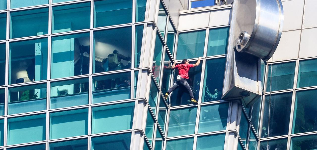 Der US-amerikanische Extremkletterer Alex Honnold erklimmt am 25. Januar 2026 das Hochhaus Taipei 101 in Taipeh ohne Seile oder Sicherungsausrüstung.