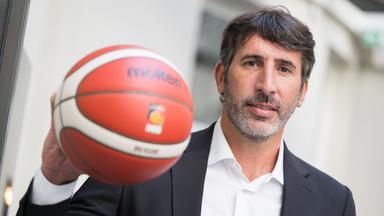 Der neue Basketball-Bundestrainer Alex Mumbru