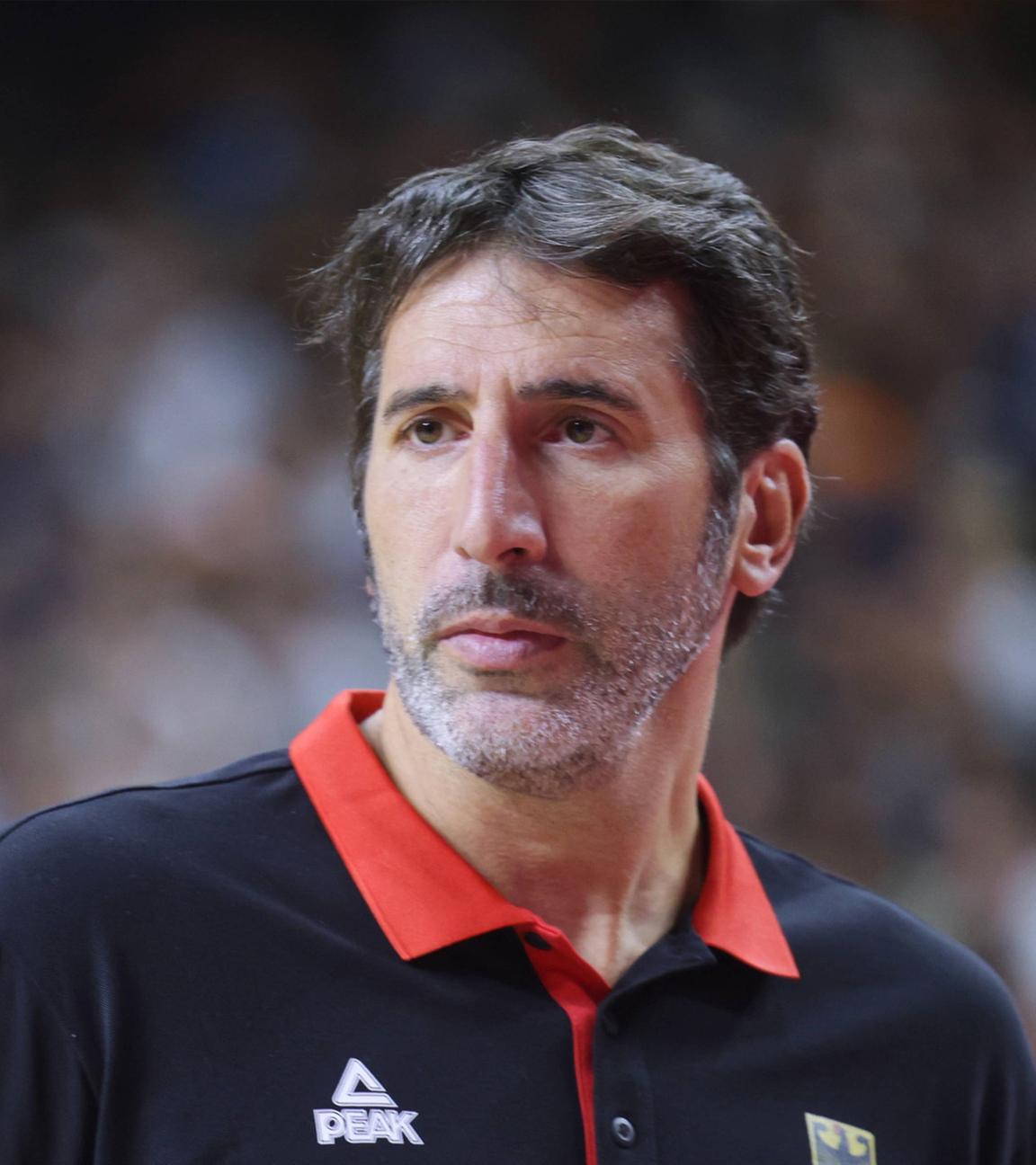 Länderspiel Deutschland gegen Spanien in Köln zur Vorbereitung auf die Basketball-Europameisterschaft: Spaniens Trainer Alex Mumbru gibt Anweisungen.