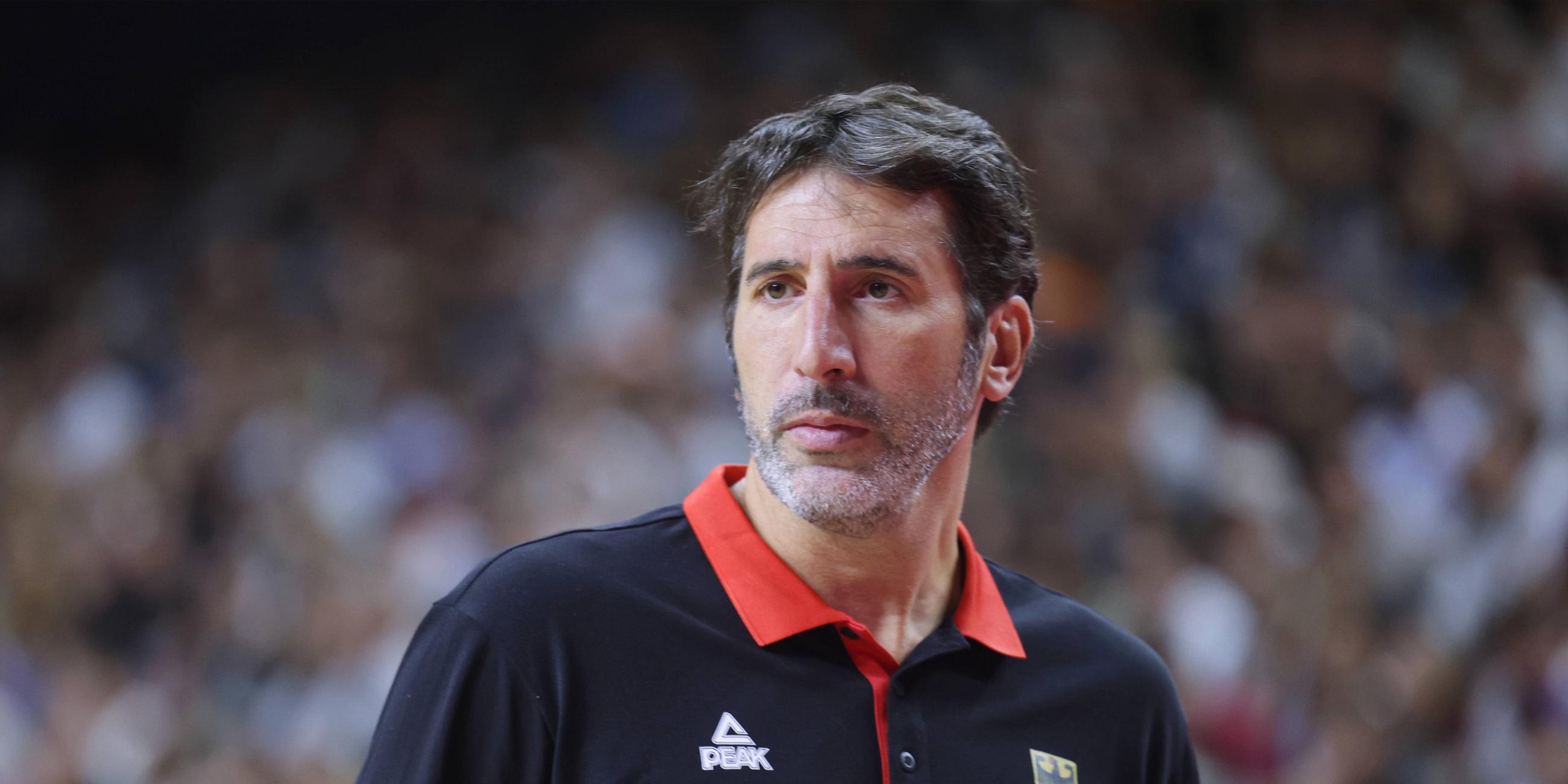 Länderspiel Deutschland gegen Spanien in Köln zur Vorbereitung auf die Basketball-Europameisterschaft: Spaniens Trainer Alex Mumbru gibt Anweisungen.