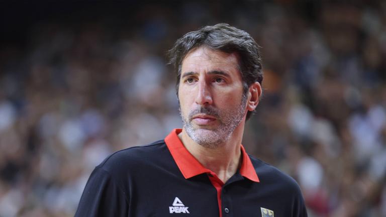 Länderspiel Deutschland gegen Spanien in Köln zur Vorbereitung auf die Basketball-Europameisterschaft: Spaniens Trainer Alex Mumbru gibt Anweisungen.