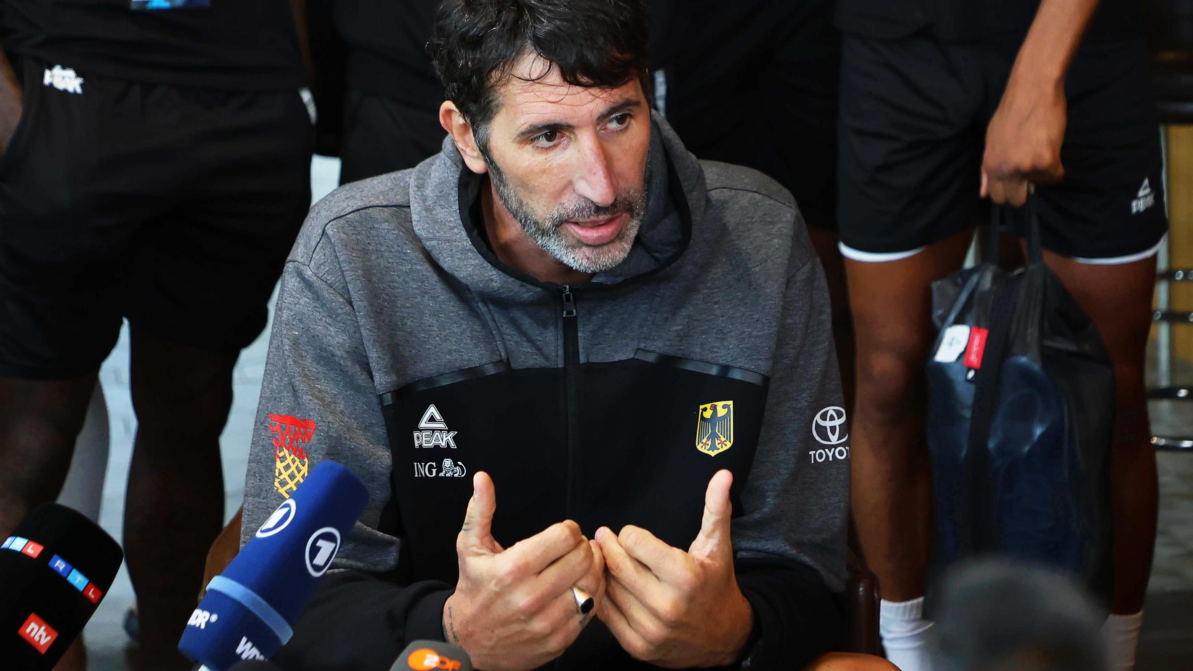 Lettland, Riga: Basketball: EM, Deutschland, Pressekonferenz im Mannschaftshotel, Alex Mumbru (Bundestrainer Deutschland) spricht zu den Medienvertretern.