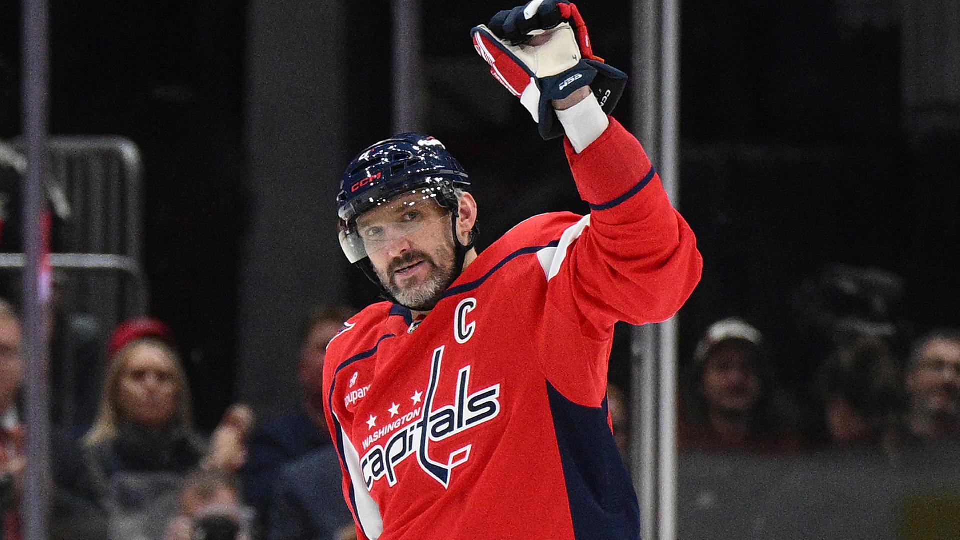 Alex Ovechkin (8), Linksaußen der Washington Capitals, feiert sein 900. NHL-Tor im zweiten Drittel eines NHL-Eishockeyspiels gegen die St. Louis Blues am  5. 11. 2025, in Washington.