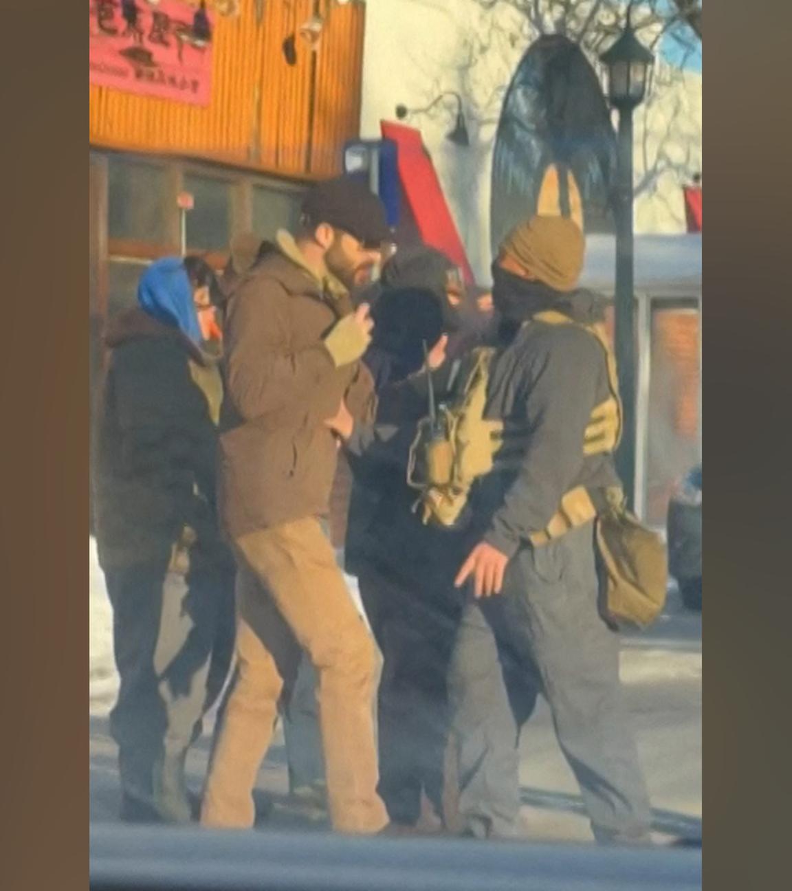 Dieser Screenshot aus einem Video zeigt Alex Pretti (links) und einen Bundesbeamten der Einwanderungsbehörde, bevor er am 24.01.2026 in Minneapolis, Minnesota, erschossen wurde. 