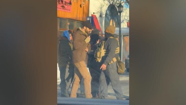 Dieser Screenshot aus einem Video zeigt Alex Pretti (links) und einen Bundesbeamten der Einwanderungsbehörde, bevor er am 24.01.2026 in Minneapolis, Minnesota, erschossen wurde. 